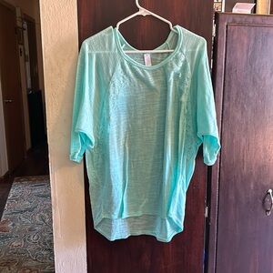 No boundaries size XXL/2XG 19 lace on both sids if top light green.